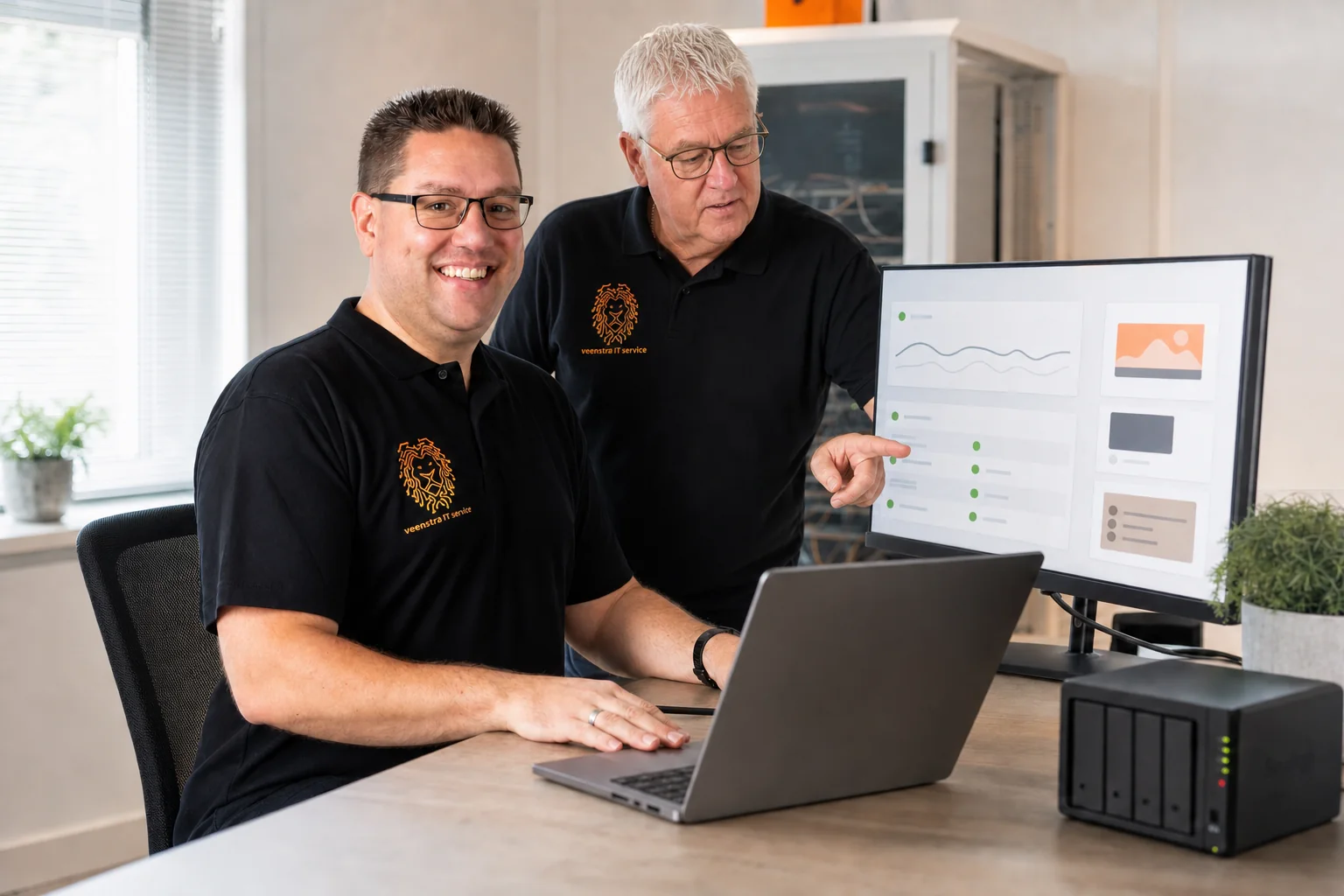 Mike Veenstra en zijn vader controleren samen zakelijke systemen
