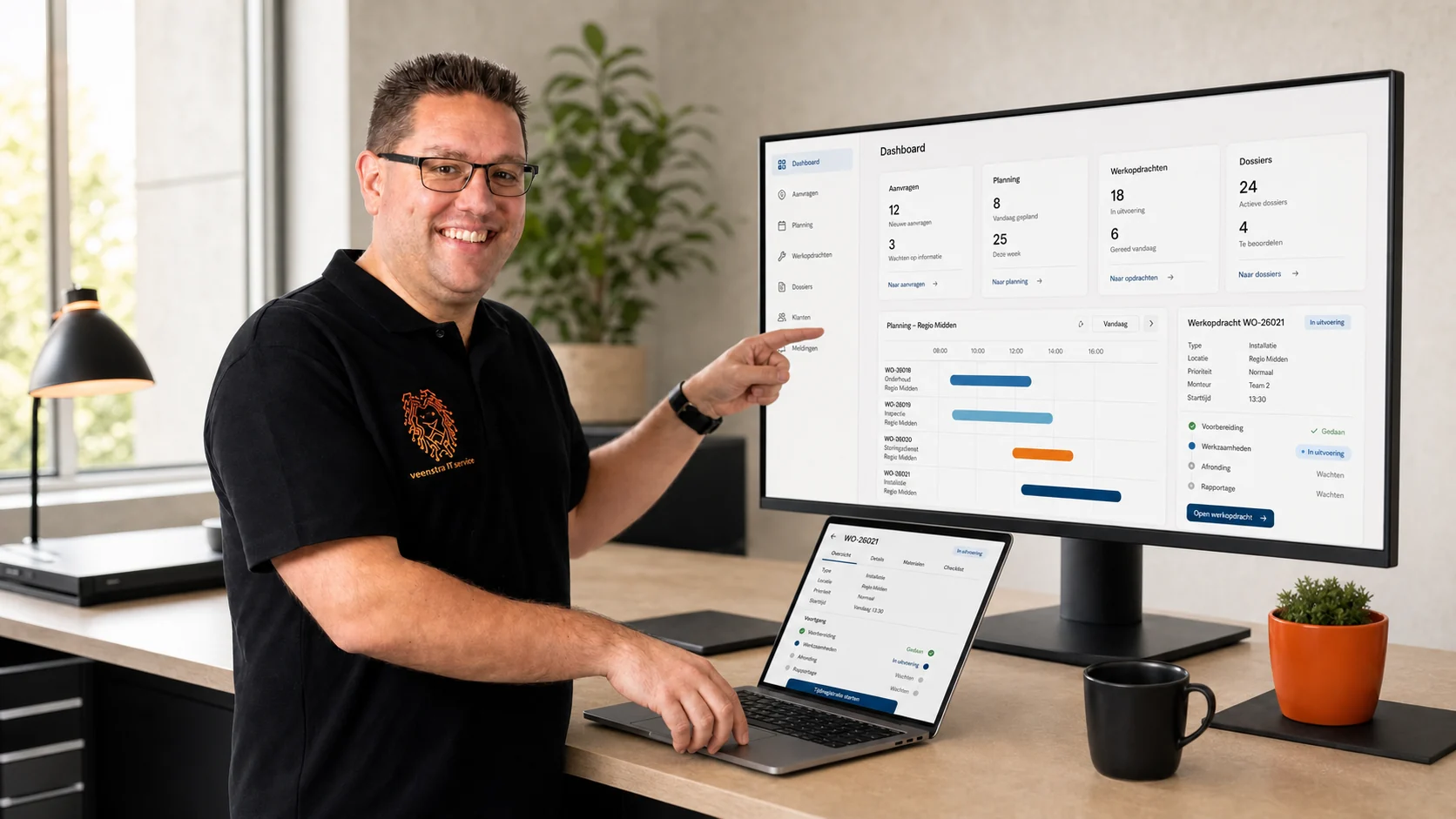 Mike Veenstra toont een maatwerk werkportaal met planning en werkopdrachten op monitor en laptop