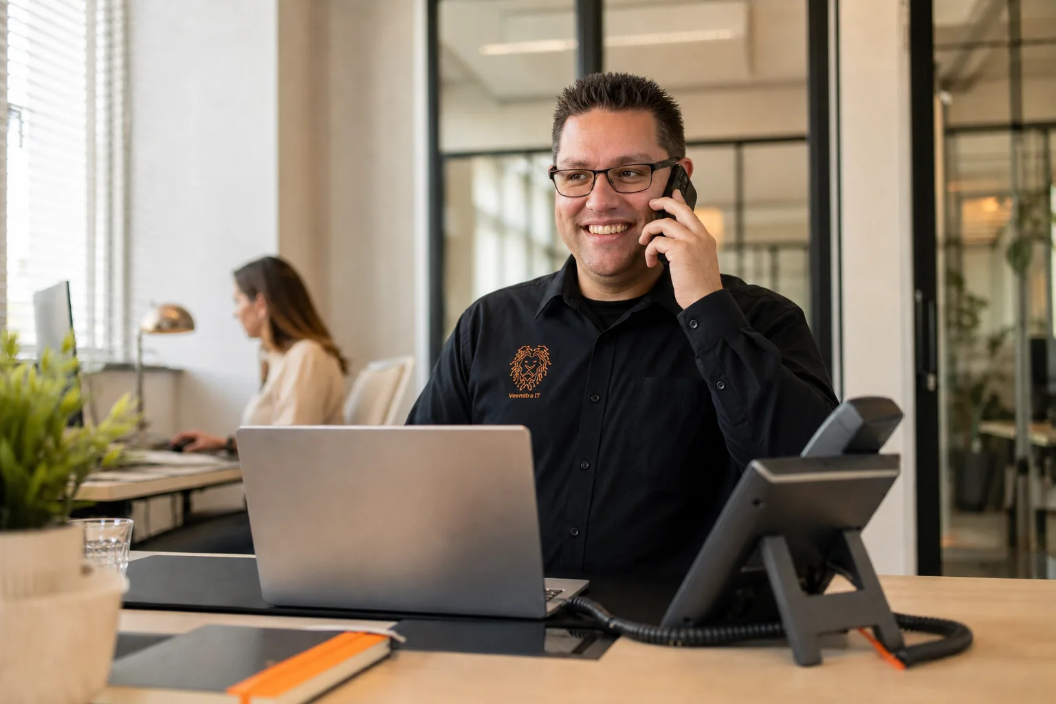 Mike Veenstra helpt een zakelijke klant met bereikbaarheid en telefonie