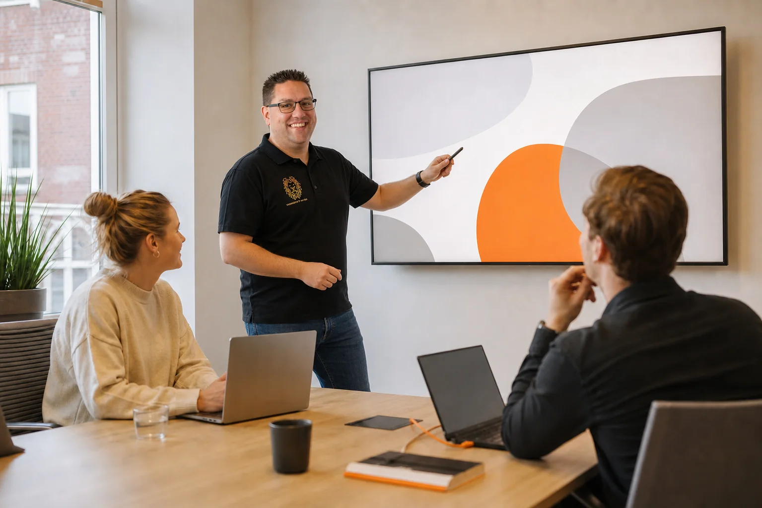 Mike Veenstra werkt aan een beheerde zakelijke werkplek